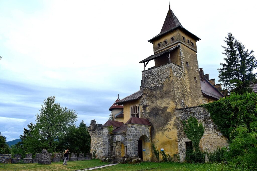 facebook_1767526625736_7413543996433226091 Best Fortresses in Bosnia. Srebrenik Fortress medieval castle, Ostrozac Castle Una Valley, Tesanj Fortress panoramic view.
